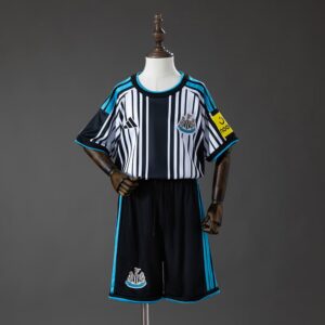 Camiseta + pantalón Newcastle United home niño 26/27